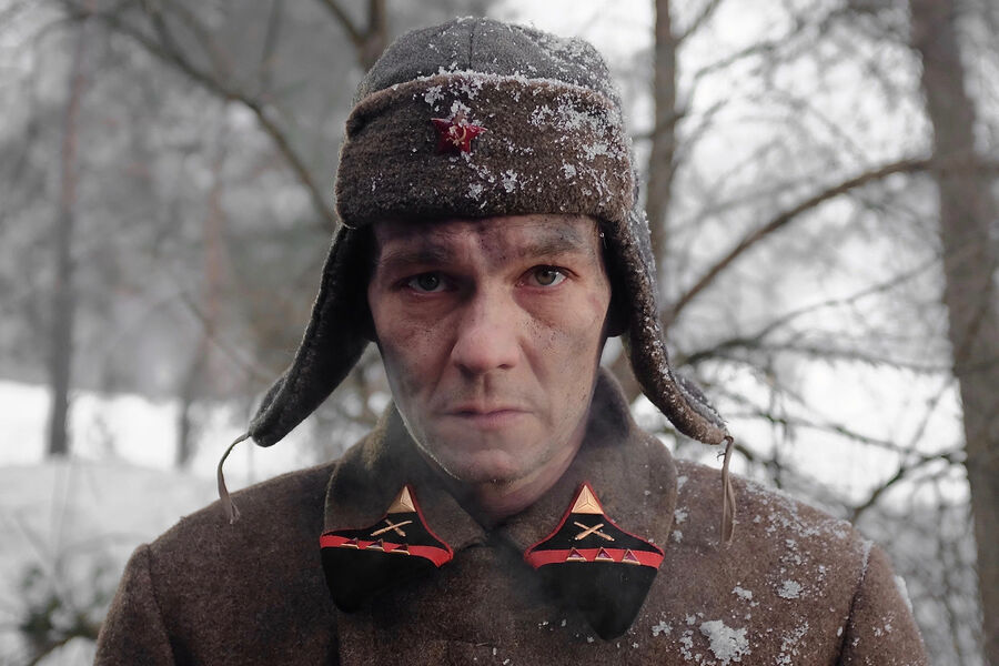 <b>Кадр из&nbsp;фильма «Иван Денисович» (2021)</b>
<br>
В&nbsp;нулевые Янковский активно занимался режиссурой (после дебюта 2002&nbsp;года он экранизировал один из&nbsp;романов Бориса Акунина (признан в РФ иностранным агентом и внесен в список террористов и экстремистов) о&nbsp;сыщике Фандорине «Статский советник», а затем поставил супергероику «Меченосец» и драму «Каменная башка», которая стала первой ролью Николая Валуева), в&nbsp;десятые &mdash; прекратил снимать и принялся сниматься, а в&nbsp;двадцатые стал приближаться к&nbsp;статусу одной из&nbsp;самых заметных фигур отечественного экрана.