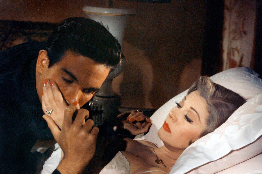 <b>Карен Стоун &ndash; «Римская весна миссис Стоун» (1961)</b>
<br><br>
В&nbsp;картине «Римская весна миссис Стоун» 1955&nbsp;года 42-летняя Вивьен Ли сыграла актрису, страдающую от критики публики &mdash; ее называют слишком старой для&nbsp;новой бродвейской роли. Муж вывозит ее в&nbsp;Италию, где его жизнь уносит сердечный приступ, и героиня решает остаться в&nbsp;этой стране. Через&nbsp;год она встречает молодого итальянца &mdash; его роль исполнил Уоррен Битти, старательно изображавший итальянский акцент. Картина, надо сказать, далась Вивьен Ли тяжело &mdash; во время съемок она страдала от маниакальной депрессии.
