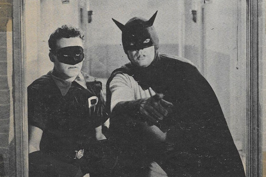 <b>Роберт Лоури &mdash; сериал «Бэтмен и Робин» (1949)</b>
<br><br>
Шесть лет спустя вышло 15-серийное шоу «Бэтмен и Робин». Стража Готэма в&nbsp;нем сыграл Роберт Лоури, известный по&nbsp;знаменитому «Знаку Зорро» Рубена Мамуляна. Он вошел в&nbsp;историю как исполнитель роли Бэтмена с&nbsp;самым странным внешним видом &mdash; специфический костюм добавлял Лоури пару десятков килограммов, из-за чего экшн-сцены выглядели странно.