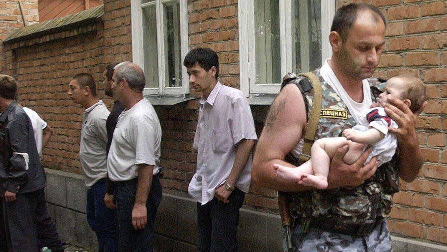 Спецназовец выносит из&nbsp;захваченной боевиками школы шестимесячную девочку
