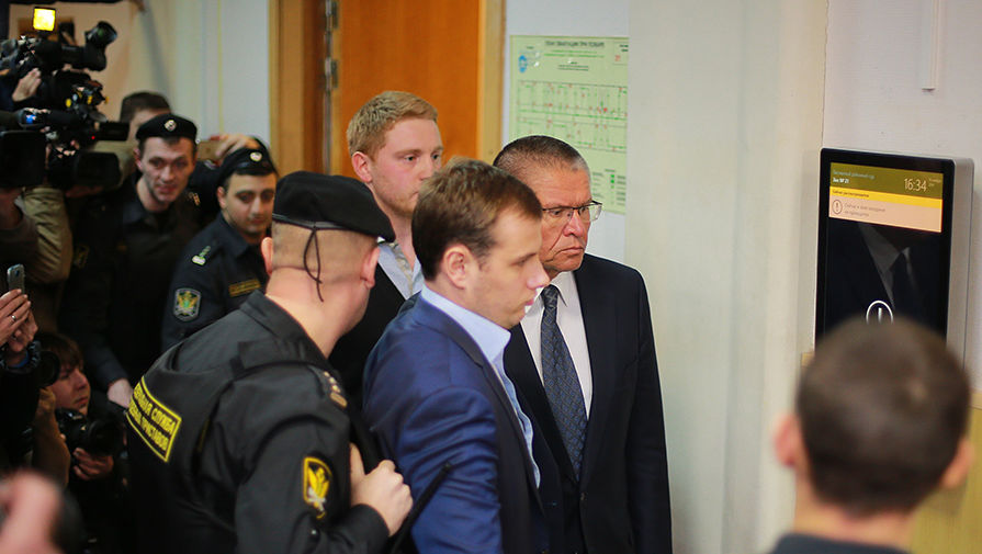 Министр экономического развития Алексей Улюкаев в Басманном суде, 15 ноября 2016 года