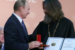 Владимир Путин вручает золотую медаль имени Миклухо-Маклая Русского географического общества Федору Конюхову на XV съезде Русского географического общества в Ломоносовском корпусе Московского государственного университета, 2014 год