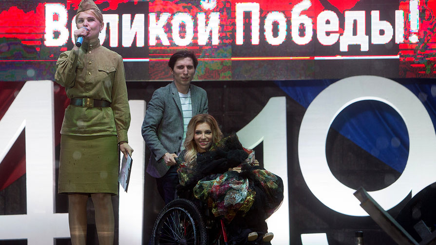 Певица Юлия Самойлова перед&nbsp;выступлением на&nbsp;концерте, посвященном празднованию Дня Победы, на&nbsp;площади Нахимова в&nbsp;Севастополе