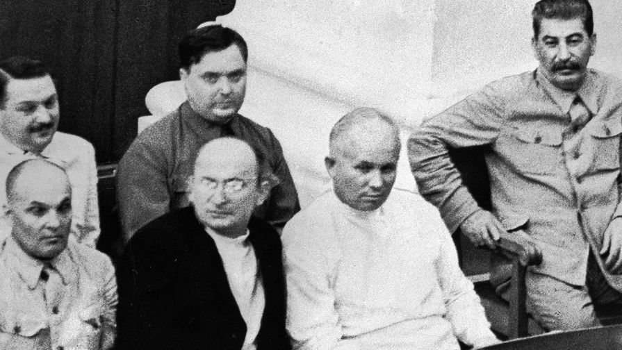 Иосиф Сталин, Никита Хрущев, Лаврентий Берия, Матвей Шкирятов (в первом ряду справа налево), Георгий Маленков и Андрей Жданов (во втором ряду справа налево) на совместном заседании Совета Союза и Совета национальностей I-й сессии ВС СССР I-го созыва, 1938