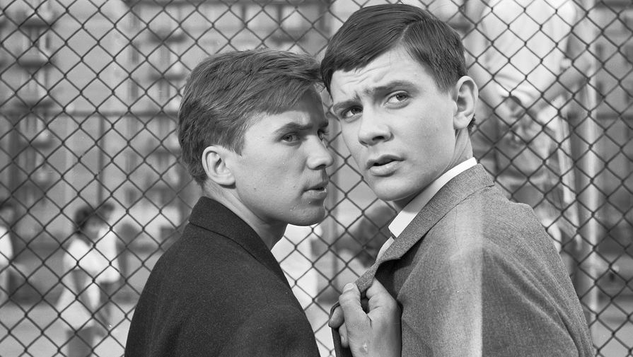 <b>На фото: Алексей Локтев и Никита Михалков в фильме Георгия Данелии «Я шагаю по Москве».</b>
<br>
Локтев среди других главных актеров фильма считался почти стариком: ему было уже 23 года, они ровесники с Галиной Польских (исполнительницей роли Алены), Михалкову и Стеблову — по 18. Правда, Стеблов к моменту съемок был уже второкурсником «Щуки», но эта роль стала его первой в кино. А 18-летний Михалков, даром, что еще не знал, куда поступать (в итоге все равно пошел в ту же «Щуку», а уже оттуда — во ВГИК), имел за плечами три фильма, хотя главной партии ему прежде никто не доверял. Впоследствии Михалков-режиссер не раз приглашал Стеблова сниматься, тот сыграл в «Рабе любви», «Обломове» и «Сибирском цирюльнике». А еще они вместе оказались в «Собаке Баскервилей», самом звездном эпизоде «Шерлока Холмса». У Михалкова в общей сложности более сорока ролей, из которых существенная часть – в его собственных картинах. Кстати, с Локтевым и Польских он с тех пор так больше и не работал.