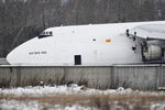 Самолет Ан-124 после аварийной посадки из-за проблем с двигателем в новосибирском международном аэропорту «Толмачево», 13 ноября 2020 года