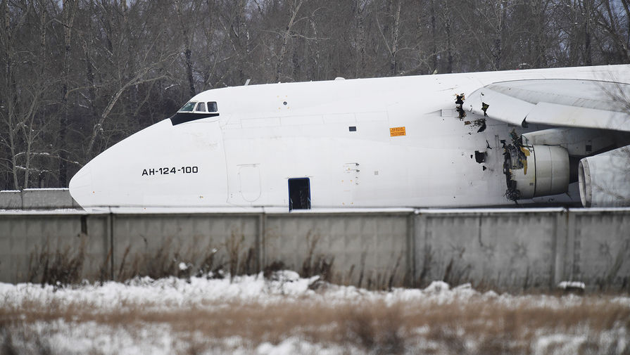 Самолет Ан-124 после аварийной посадки из-за проблем с двигателем в новосибирском международном аэропорту «Толмачево», 13 ноября 2020 года