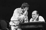 Актеры Евгений Леонов (Иванов) и артист Александр Збруев (Боркин) в сцене из спектакля «Иванов» по пьесе А.П. Чехова, 1975 год 