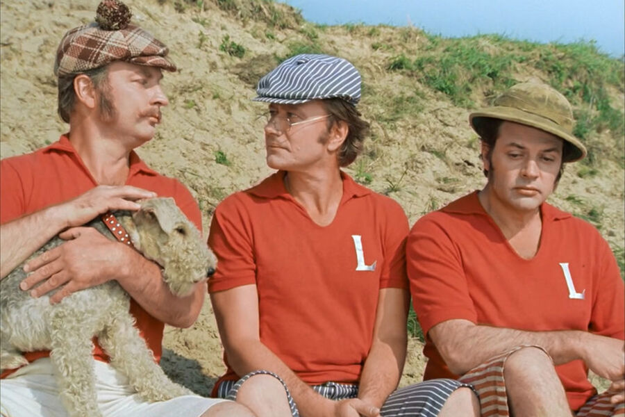 <b>«Трое в&nbsp;лодке, не считая собаки» (1979)</b>
<br><br>
Сюжет этой музыкальной комедии по&nbsp;одноименному роману Джерома К. Джерома известен многим. Три английских джентльмена вместе с&nbsp;фокстерьером по&nbsp;кличке Монморанси отправляются в&nbsp;приятное путешествие на&nbsp;лодке по&nbsp;Темзе.
<br><br>
Секрет успеха фильма — скорее всего, в&nbsp;блистательном трио актеров Театра сатиры и близких друзей Андрея Миронова (Джером К. Джером), Александра Ширвиндта (сэр Уильям Самуэль Харрис) и Михаила Державина (Джордж). Натурные съемки фильма проходили в&nbsp;Калининградской области. Актеры проводили много времени, сидя в&nbsp;лодке посреди реки — рассказывают, что именно Ширвиндт придумал подговорить водолазов передавать им на&nbsp;борт коньяк, залитый в&nbsp;грелку.
<br><br>
Впрочем, успех пришел к&nbsp;картине не сразу — после премьеры ее раскритиковали за&nbsp;слишком творческую переработку первоисточника, отсутствие драматургии и недостоверное изображение англичан. Но время расставило все по&nbsp;своим местам. Сегодня эта картина — классика советской комедии, а фраза героя Ширвиндта «Все в&nbsp;сад!» стала крылатой.
