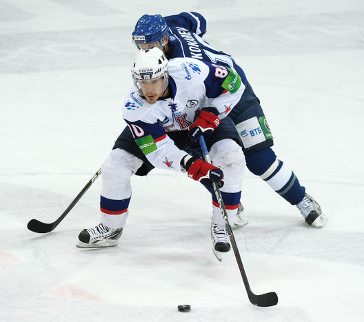 Маттиас Вейнхандль и Денис Кокарев ведут борьбу за&nbsp;шайбу