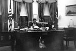 Джон Кеннеди с сыном в Овальном кабинете Белого дома в Вашингтоне, 1963 год