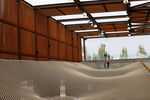 Люди ходят в бразильском павильоне на Expo 2015 в Милане 