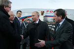 Президент России Владимир Путин во время встречи в аэропорту Берлина. Справа — посол РФ в Германии Владимир Гринин