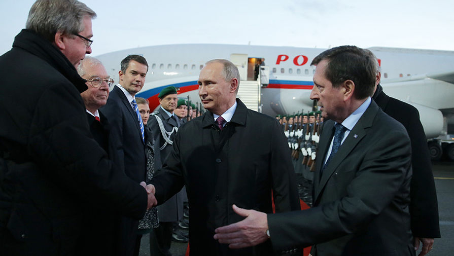 Президент России Владимир Путин во время встречи в аэропорту Берлина. Справа — посол РФ в Германии Владимир Гринин