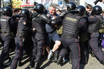 Задержания протестующих во время несогласованной акции сторонников оппозиционного политика Алексея Навального в центре Москвы, 5 мая 2018 года