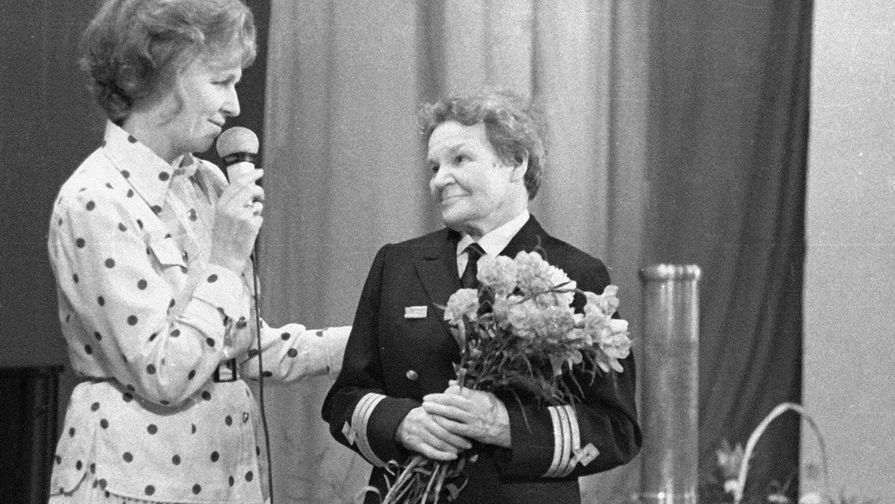 Валентина Леонтьева ведет телепередачу «От всей души», 1976 год
