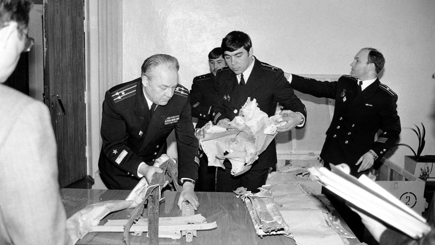 В.В. Иванов, начальник порта Невельска, разбирает обломки самолета Korean Airlines 007, 21 декабря 1983 года