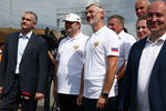 Глава Республики Крым Сергей Аксенов (слева), министр транспорта РФ Евгений Дитрих (в центре) и временно исполняющий обязанности губернатора Севастополя Михаил Развозжаев (справа) на церемонии открытия грузового железнодорожного сообщения по Крымскому мосту, 30 июня 2020 года