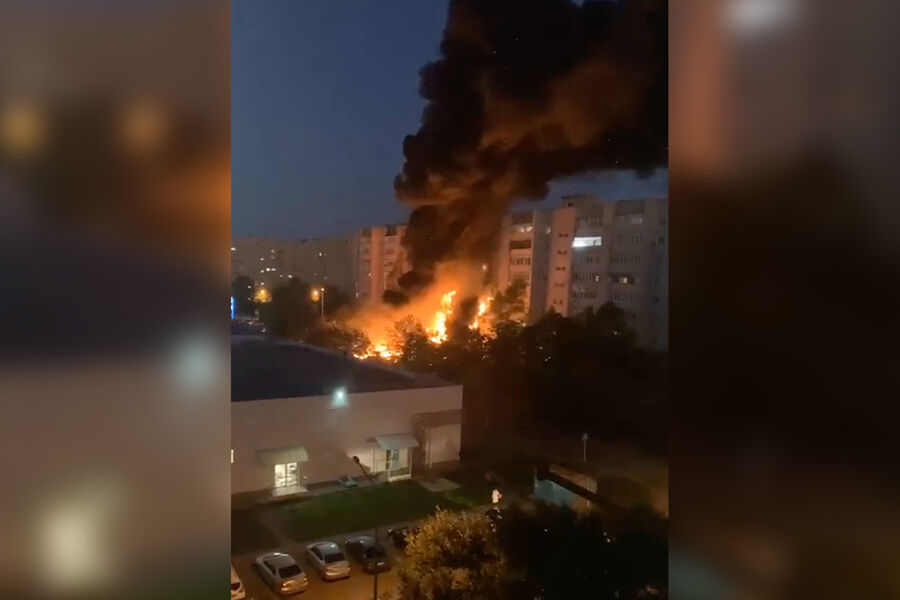 Пожар на&nbsp;Коммунистической улице в&nbsp;Ейске, где упал военный самолет Су-34, 17&nbsp;октября 2022&nbsp;года