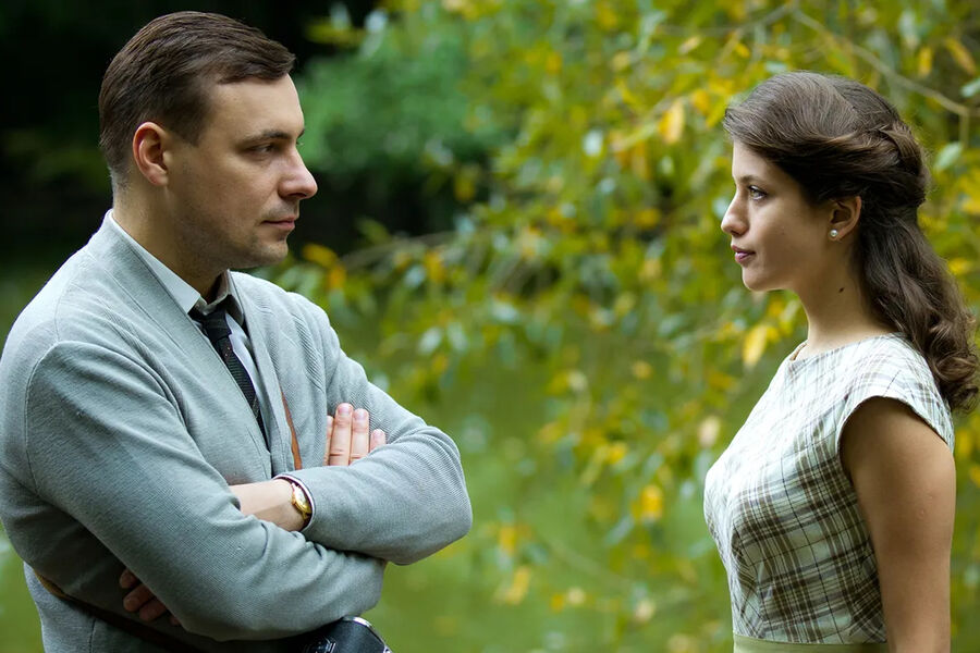 <b>«Оттепель» (2013)</b>
<br>
Действие сериала Валерия Тодоровского происходит в&nbsp;1961 году. Персонаж Цыганова &mdash; оператор «Мосфильма» Виктор Хрусталев, который мечтает снять фильм по&nbsp;сценарию погибшего друга (тот совершил самоубийство во время запоя). А следствие подозревает Хрусталева в&nbsp;причастности к&nbsp;трагедии.
