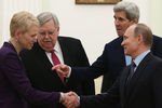 Специальный помощник президента США по&nbsp;делам России Селеста Уолландер, президент России Владимир Путин (слева направо на&nbsp;первом плане), госсекретарь США Джон Керри (справа на&nbsp;втором плане) и посол США в&nbsp;России Джон Теффт (слева на&nbsp;втором плане) во время встречи в&nbsp;Кремле