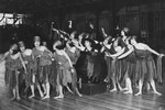 Танцовщицы во время представления на Хэллоуинской вечеринке в Лондоне, 1927 год