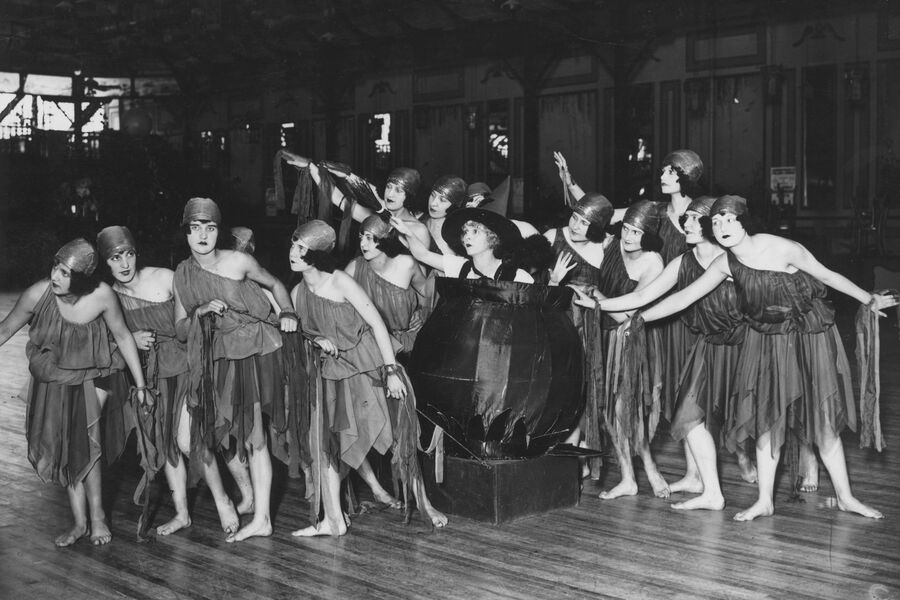 Танцовщицы во время представления на Хэллоуинской вечеринке в Лондоне, 1927 год