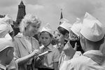 Актриса Тамара Носова на Красной площади среди пионеров, 1963 год