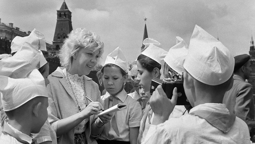 Актриса Тамара Носова на Красной площади среди пионеров, 1963 год