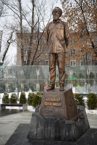 Памятник писателю Александру Солженицыну на улице Александра Солженицына в Москве, 11 декабря 2018 года