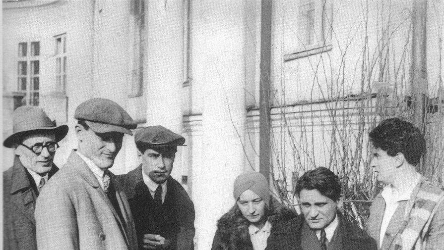 Брат Ильи Ильфа Михаил Файнзильберг, Евгений Петров и его брат Валентин Катаев, Серафима Суок-Нарбут, Юрий Олеша, Иосиф Уткин<br><br>
Фотография из книги Ильфа и Петрова «Даешь Москву!» издательства «Эксмо»
