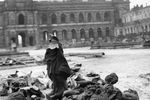 Поверженные статуи во дворе художественной галереи Цвингера, 1946 год