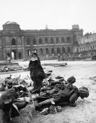 Поверженные статуи во дворе художественной галереи Цвингера, 1946 год
