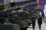 Посетители на уличной выставке в рамках Международного военно-технического форума «Армия-2020» на территории конгрессно-выставочного центра Вооруженных сил России «Патриот», 23 августа 2020 года
