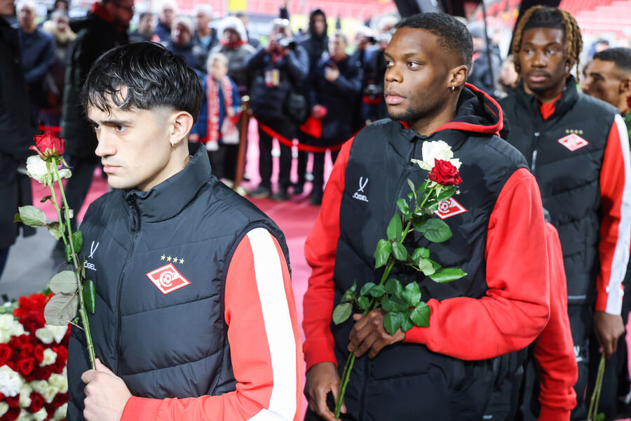 Футболист &laquo;Спартака&raquo; Пабло Солари, Кристофер Мартинс и Кристофер Ву (слева направо) во время церемонии прощания с&nbsp;олимпийским чемпионом 1956&nbsp;года и лучшим бомбардиром московского &laquo;Спартака&raquo; Никитой Симоняном на&nbsp;стадионе &laquo;Лукойл Арена&raquo; в&nbsp;Москве, 27&nbsp;ноября 2025&nbsp;года