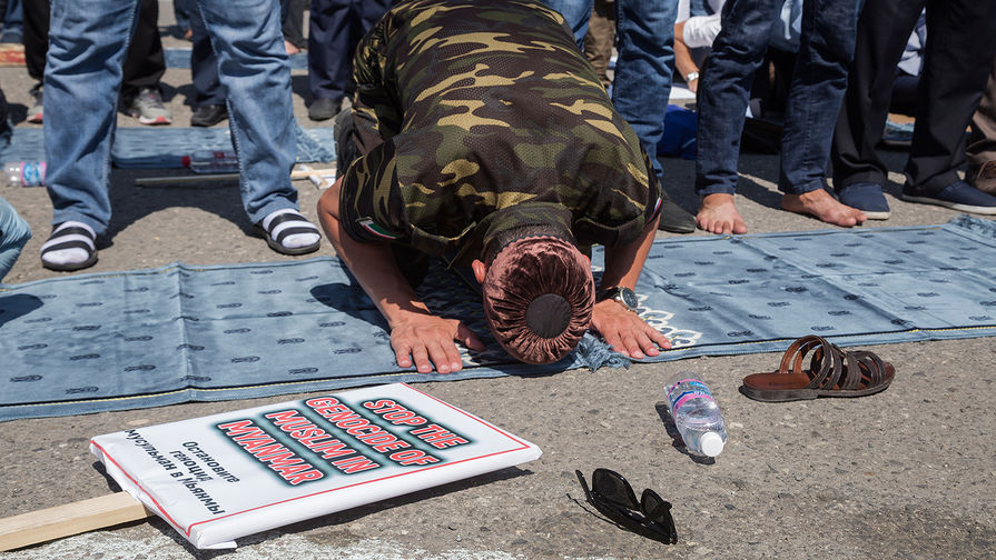 Во время массового митинга на&nbsp;площади Ахмата Кадырова в&nbsp;Грозном в&nbsp;поддержку мусульман Мьянмы