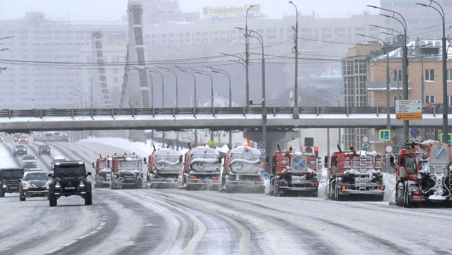 Работа снегоуборочной техники на&nbsp;Зубовском бульваре в&nbsp;Москве, 13&nbsp;февраля 2021&nbsp;года