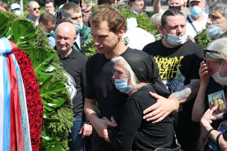 Сын Петра Мамонова Иван и его вдова Ольга во время церемонии прощания на&nbsp;территории Донского монастыря, 17&nbsp;июля 2021&nbsp;года