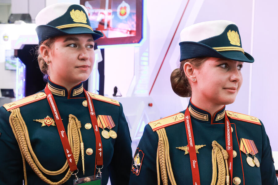 Посетители на&nbsp;Международном военно-техническом форуме &laquo;Армия-2023&raquo; на&nbsp;территории Конгрессно-выставочного центра военно-патриотического парка «Патриот&raquo;, 14&nbsp;августа 2023&nbsp;год