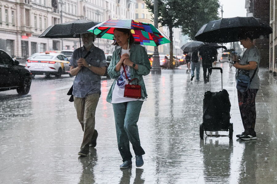 Горожане во время ливня в&nbsp;Москве, 15&nbsp;июля 2025&nbsp;года