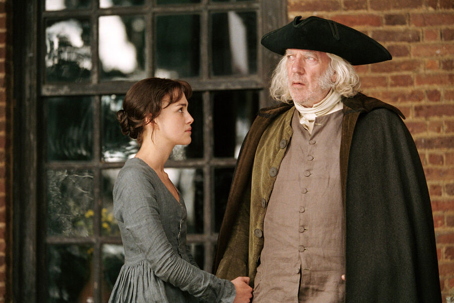 <b>&laquo;Гордость и предубеждение&raquo; (2005)</b>
<br><br>
Лучшая экранизация мегапопулярного романа Джейн Остин, главные роли в&nbsp;которой исполнили Кира Найтли, Мэттью Макфэдиен и Розамунд Пайк. Сазерленд в&nbsp;проект попал без&nbsp;кастинга &mdash; режиссер Джо Райт нашел в&nbsp;нем огромные сходства с&nbsp;собственным отцом и предложил актеру сыграть мистера Беннета.