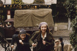 <b>«Жизнь в розовом цвете» (2007)</b>
<br><br>
Роль Эдит Пиаф в биографической картине о жизни певицы принесла Марион Котийяр «Оскар»: впервые премия лучшей актрисе досталась за фильм, снятый не на английском языке. Помимо «Оскара», Котийяр получила также «Золотой глобус», «Сезар» и премию BAFTA.
<br><br>
Фильм иллюстрирует ключевые моменты для судьбы Эдит Пиаф: детство с бабушкой, хозяйкой борделя, первые выступления в кабаре, любовь к боксеру Марселю Сердану, трагически погибшему в авиакатастрофе, лечение от наркозависимости, последнее выступление с песней «Non, je ne regrette rien». Пересказ нелинеен — режиссер Оливье Даан постарался не сделать очередной сухой байопик, а добавить проекту жизни. Сценарий он писал, держа в голове образ Марион Котийяр: заметив однажды по фотографии сходство актрисы с молодой Пиаф, постановщик пригласил ее на роль без проб.
