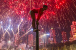 Девушка на шесте маллакхамб во время фестиваля огней Дивали в Мумбаи, Индия, 20 октября 2025 года