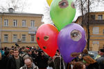 Участники акции в поддержку Pussy Riot около здания суда, апрель 2012 года