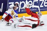 Игрок сборной России Евгений Кузнецов (слева) и вратарь сборной Канады Кэлвин Пикар в полуфинальном матче чемпионата мира по хоккею – 2017