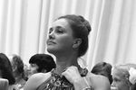 Актриса Жанна Прохоренко с призом Всесоюзного кинофестиваля, ювелирным гарнитуром работы туркменского мастера Клычмурада Атаева, 1979 год