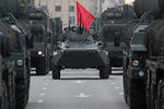 БТР-82А (в центре) во время репетиции парада, посвященного 75-й годовщине Победы в Великой Отечественной войне, 17 июня 2020 года