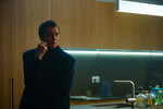 <b>Кадр из сериала «Контейнер» (2021-2023)</b>
<br>
Проект, на тот момент не вполне типичный для Максима Свешникова (до этого он работал над анимационной франшизой «Три богатыря» и жизнеутверждающим ромкомом «257 причин, чтобы жить»), должен был стать первым российским проектом в линейке Apple Originals стриминга Apple TV+.