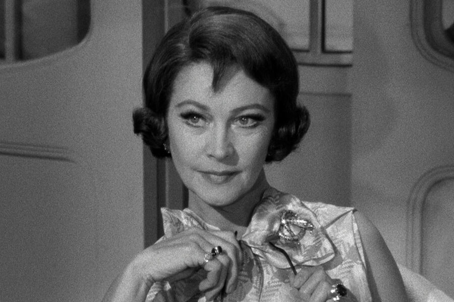 <b>Мэри Трэдуэлл &ndash; «Корабль дураков» (1965)</b>
<br><br>
В&nbsp;картине режиссера Стэнли Крамера «Корабль дураков» (1965 год) Вивьен Ли сыграла после долгого перерыва в&nbsp;карьере. Действие фильма происходит на&nbsp;лайнере, направляющемся из&nbsp;Мексики в&nbsp;Германию в&nbsp;1933 году. Фильм был обласкан критиками &mdash; он даже получил два «Оскара», за&nbsp;лучшую работу оператора и художника постановщика в&nbsp;черно-белой картине. Для&nbsp;Вивьен Ли эта работа в&nbsp;кино стала последней.
