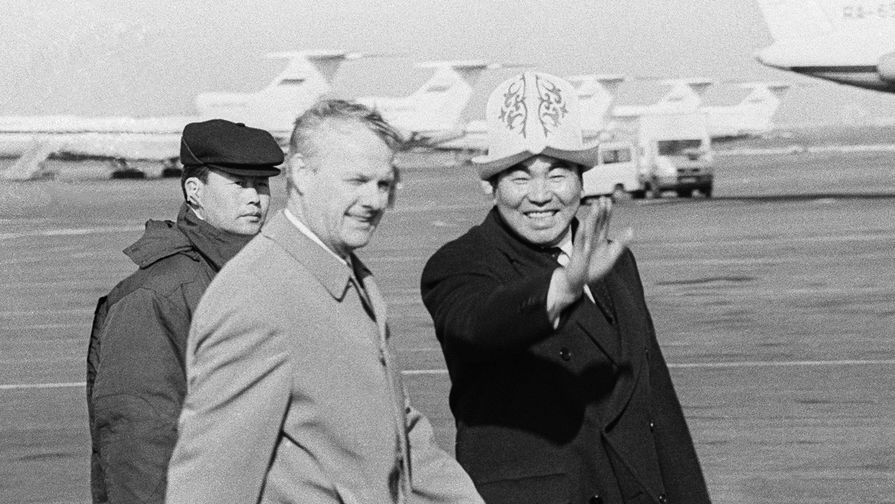 Мэр Санкт-Петербурга Анатолий Собчак и президент Киргизии Аскар Акаев в&nbsp;аэропорту Пулково, 1996 год